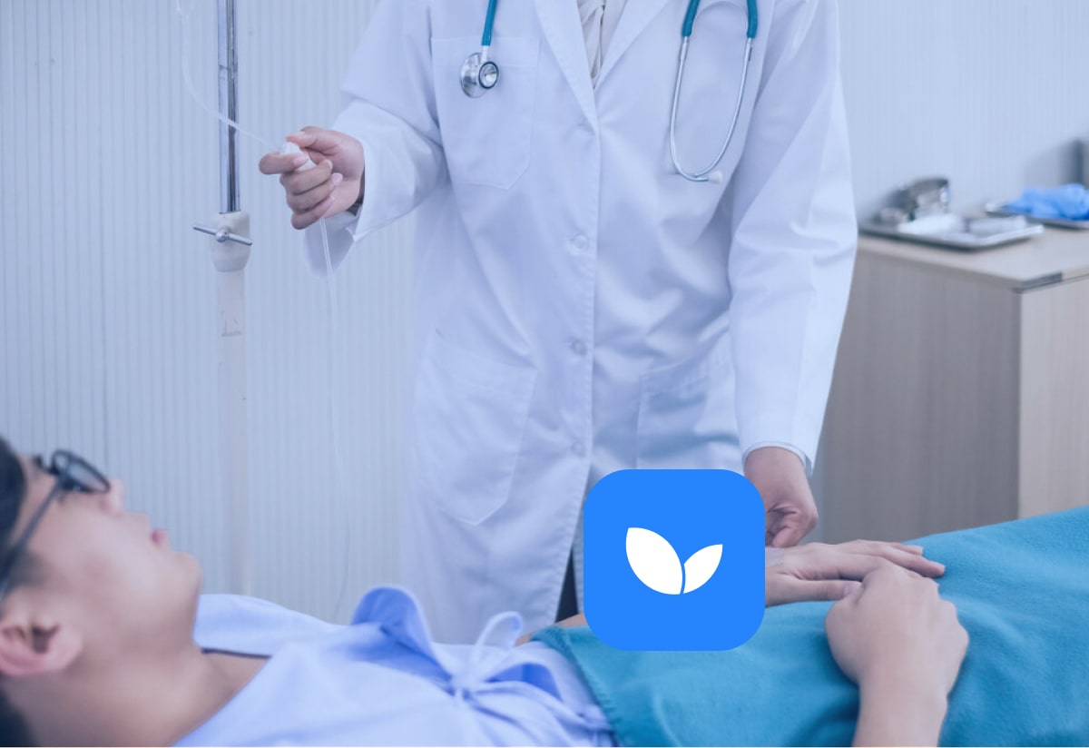 Врач проверяет пациента